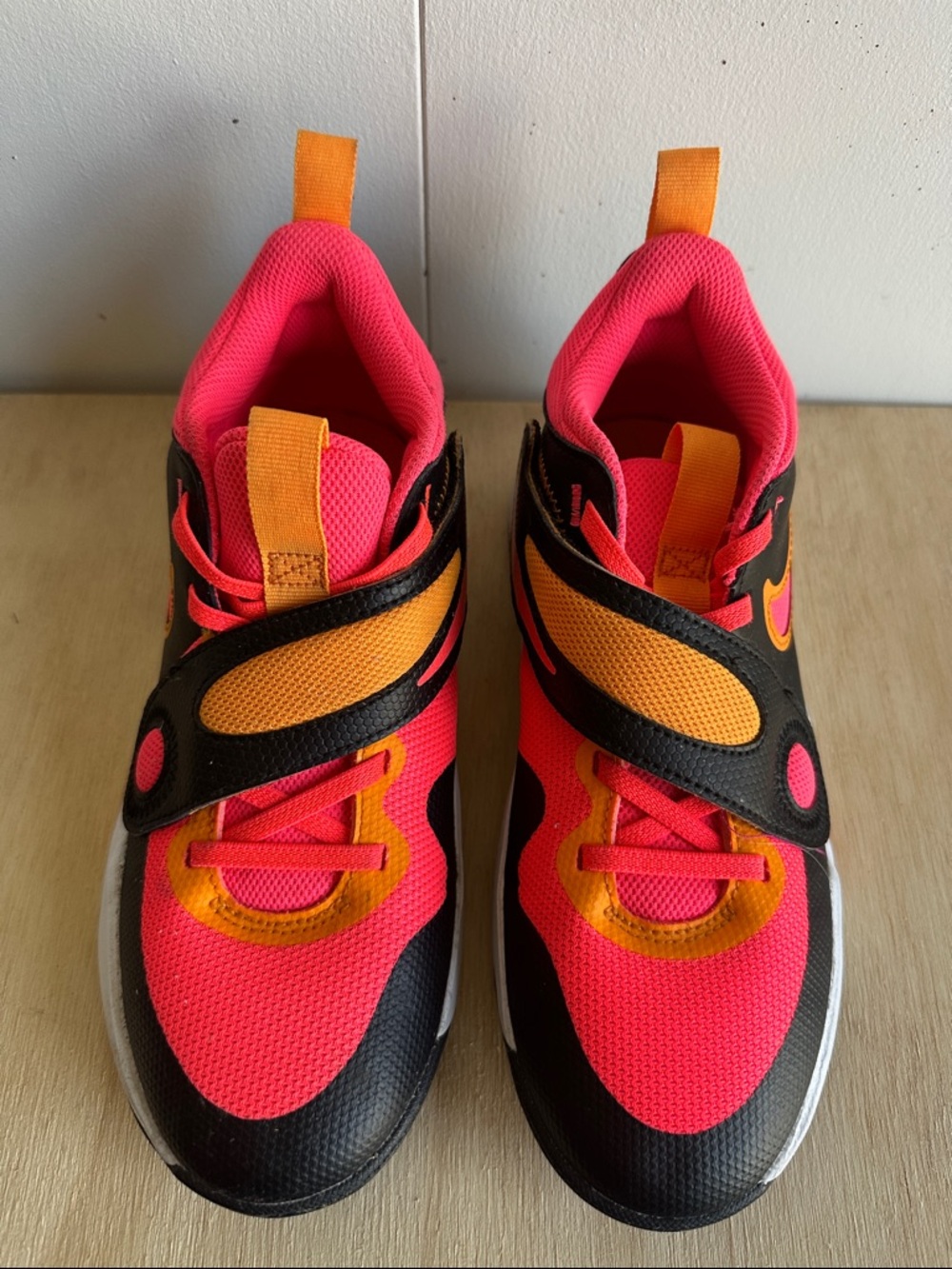 Nike team hustle 5Y Youth Hot Punch  Athletic Shoes hot pink and black - Velcro